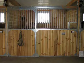 Ancienne réalisation de box pour chevaux Equinad en bois et métal.