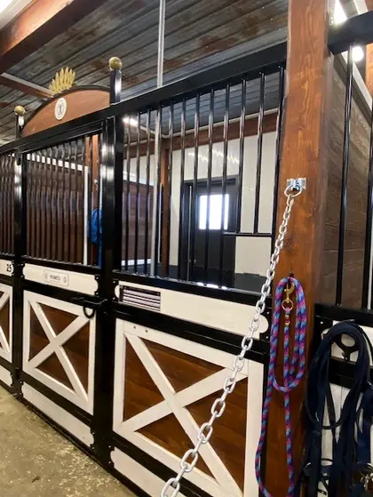 Installation de box pour chevaux avec finition noire et blanche.