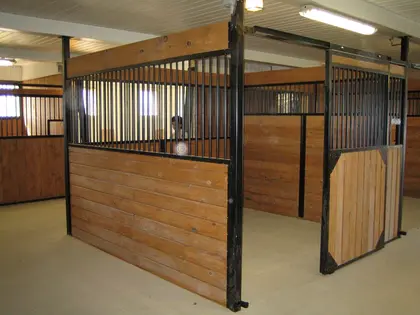 Box pour chevaux fabriqués sur mesure avec boiserie et structure métallique.