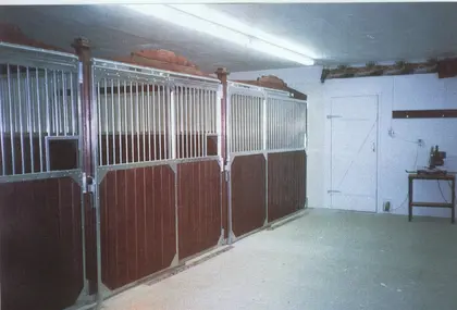 Façades de box pour chevaux en bois et métal galvanisé fabriquées sur mesure.