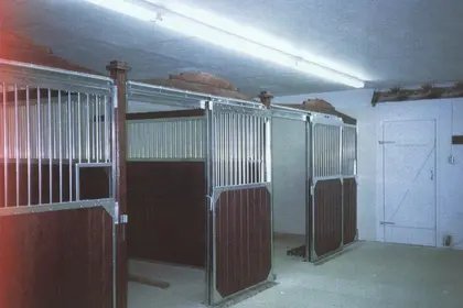 Installation de façades de box pour chevaux en acier galvanisé et boiserie.