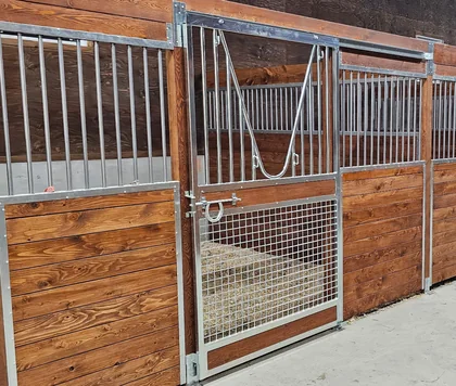Porte de box pour cheval avec design en V, grille basse, boiserie et acier galvanisé Equinad.