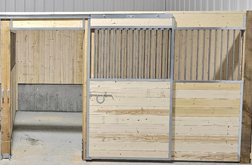 Façade de box Equinad avec porte coulissante ouverte
