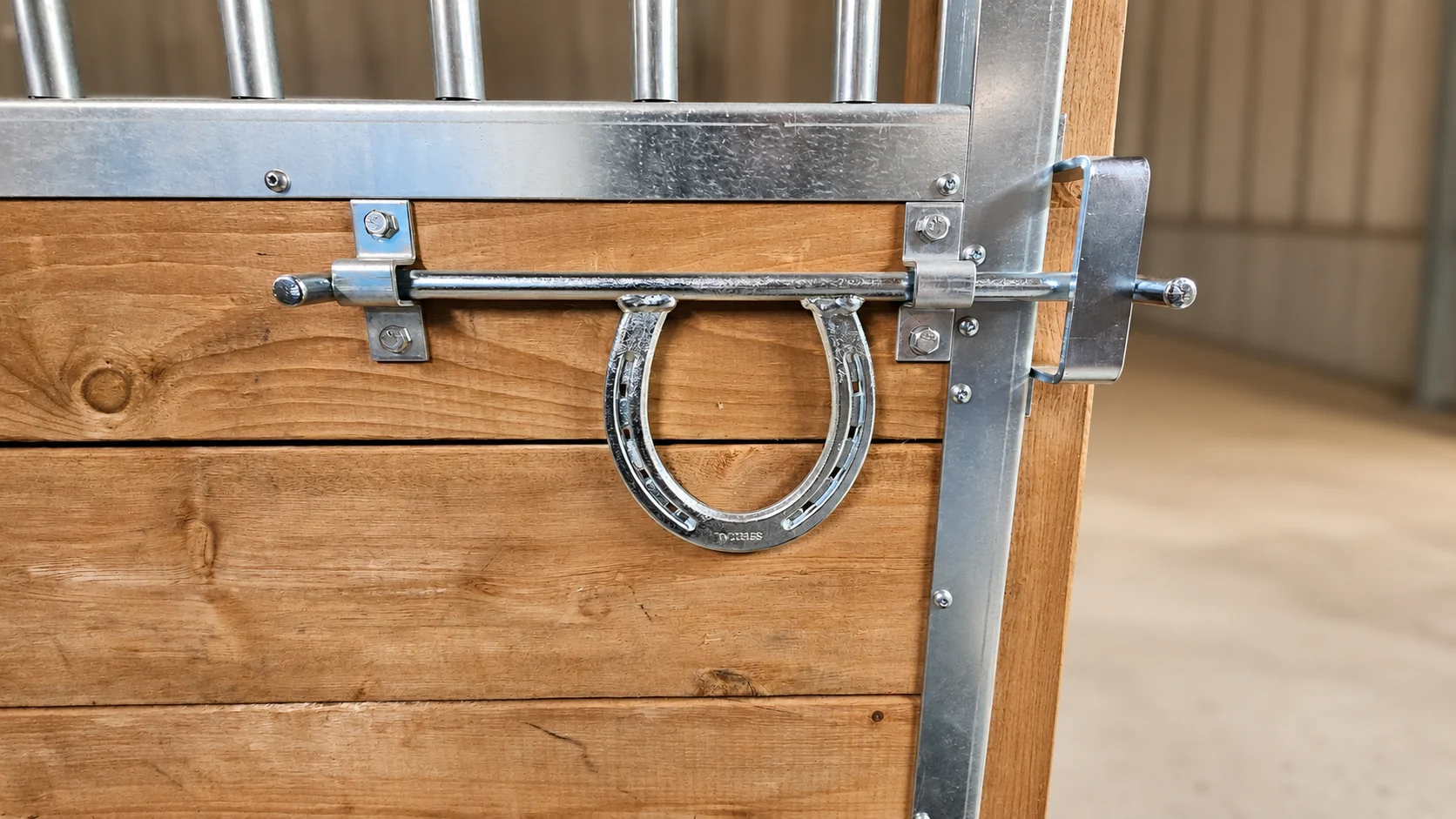 Poignée fer à cheval en acier galvanisé pour façade de box Equinad