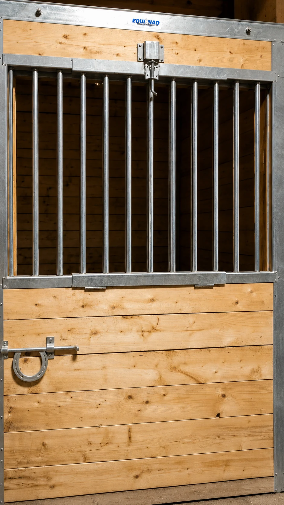 Porte soigneuse fermée intégrée à une porte coulissante de box Equinad