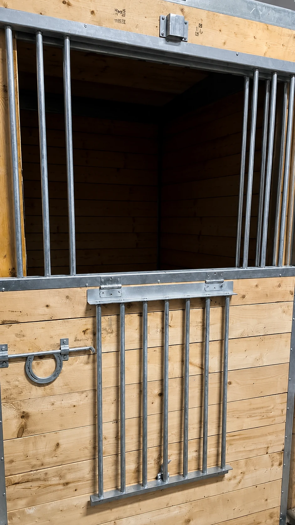 Porte soigneuse ouverte pour accès rapide au cheval dans un box Equinad